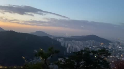 A view of the dawn from the top of a mountain that went up at dawn in Korea.