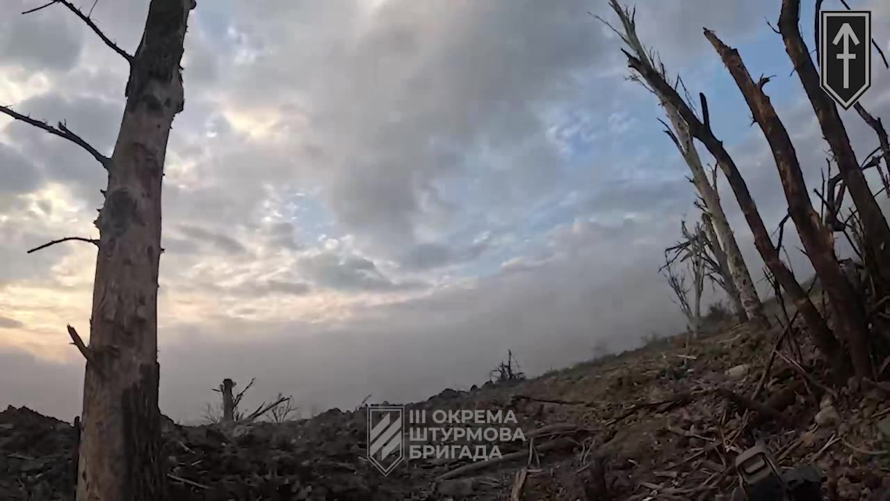 Ukrainian Machine Gunner Provides Cover Fire for Advancing Assault Group