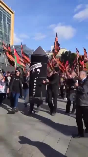 Russians chanting "to Washington" while parading a missile