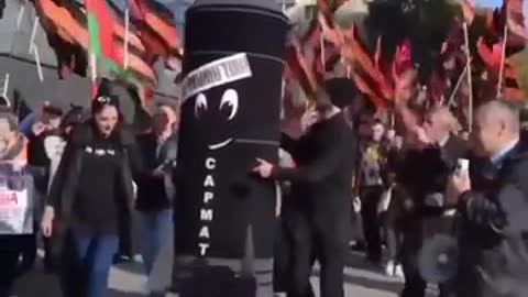 Russians chanting "to Washington" while parading a missile