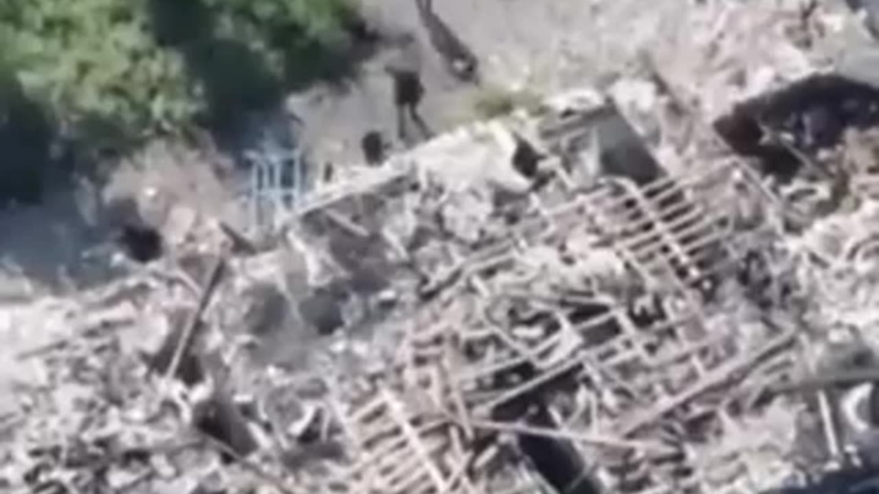 Ukrainian Marines track and kill Russian troops in Donetsk hiding in damaged building