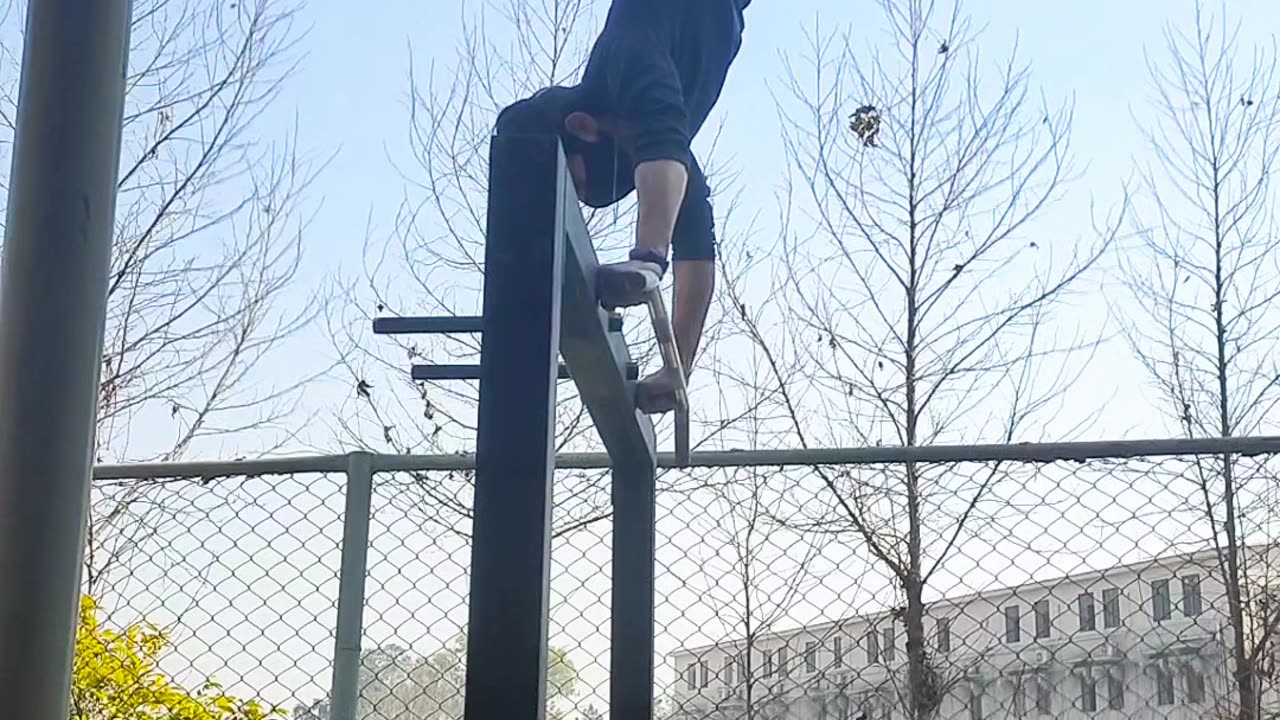 Handstand on the bar 😱💪