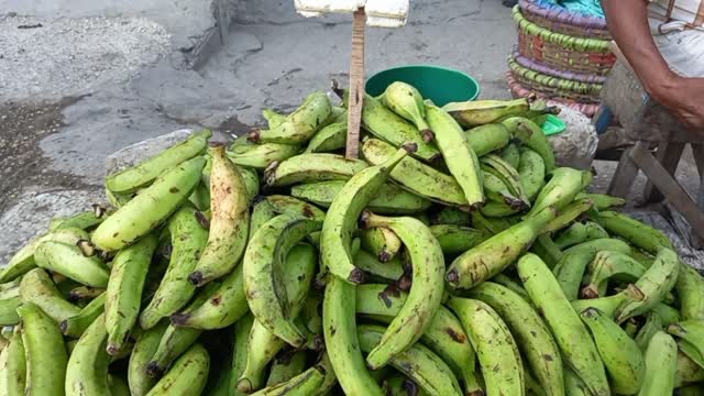 Se reduce la venta del plátano en el mercado de Bazurto