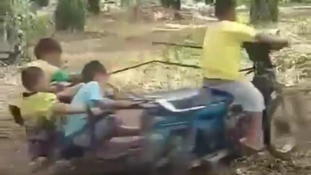 Anak kecil bermain dengan teman teman nya motorcycle ride