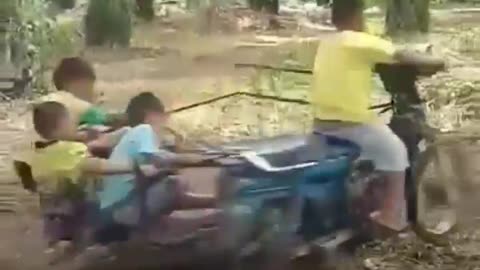 Anak kecil bermain dengan teman teman nya motorcycle ride