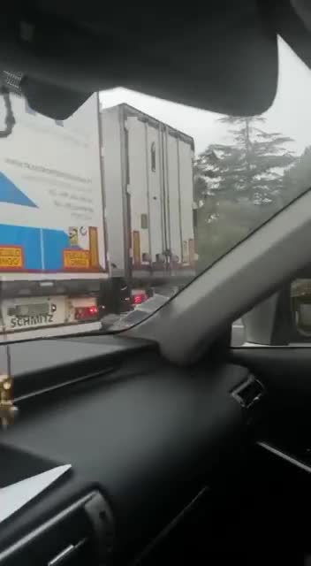 Nekonečné kolony kamionů převážející obilí z Ukrajiny na Západ