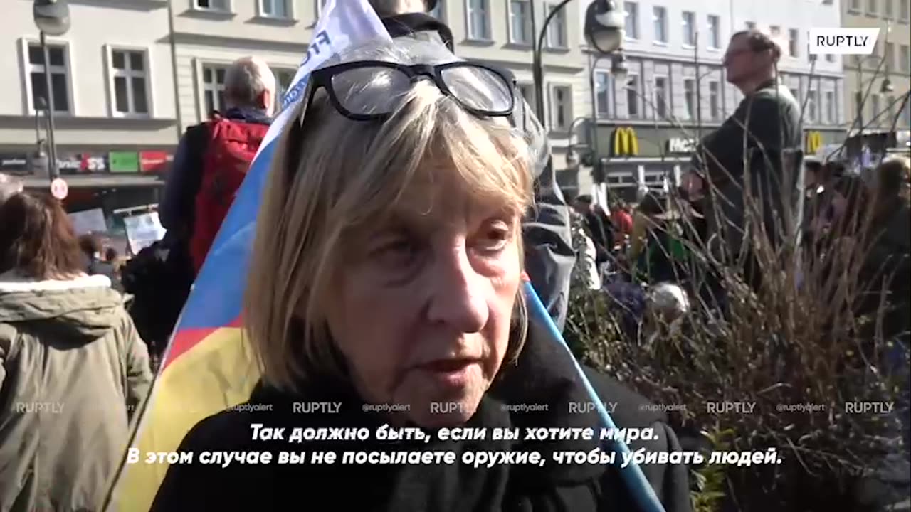 Berliners: "If you want peace, you seek talks and don't send weapons"