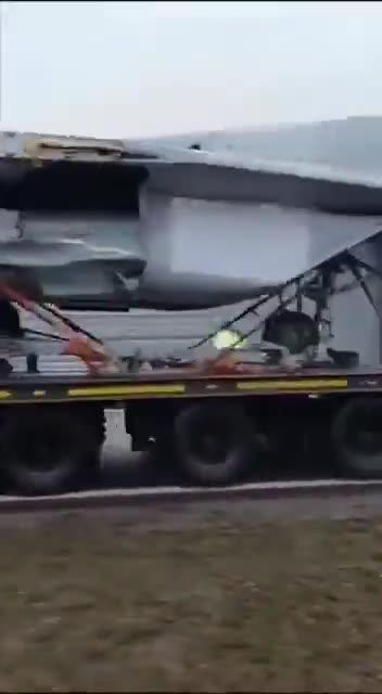 Un avión MiG-29 fue transportado en un camión en Polonia