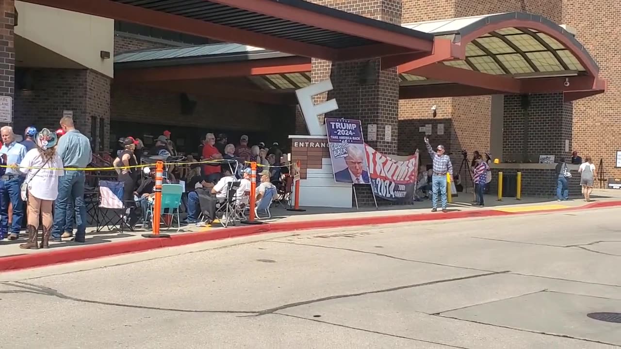 Wow 🔥 MASSIVE line to see Trump speak tonight in South Dakota.