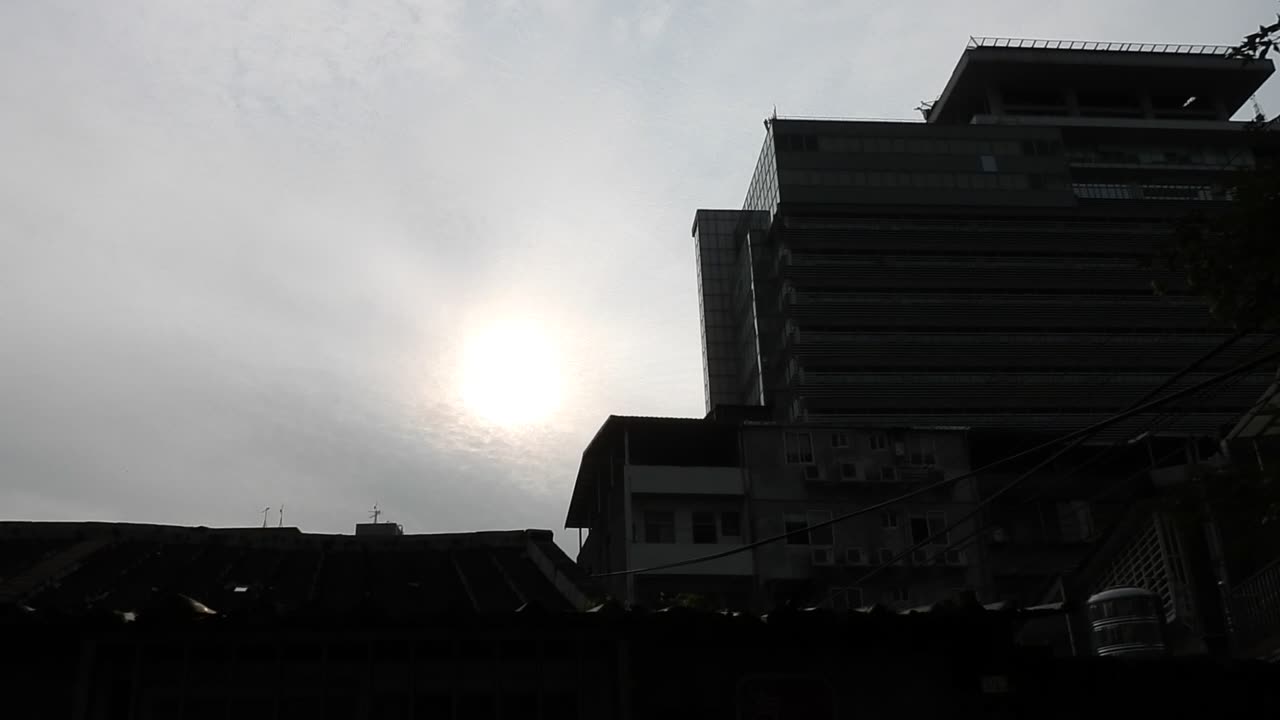 主後2023年5月12日早上七點自家門口拍攝在雲層前面的太陽