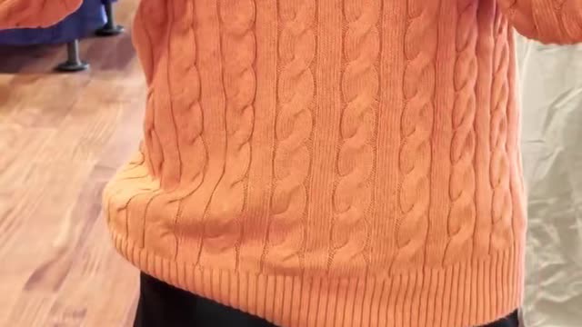 Mädchen können Twist-Pullover kaufen und große Kindermodelle mitnehmen