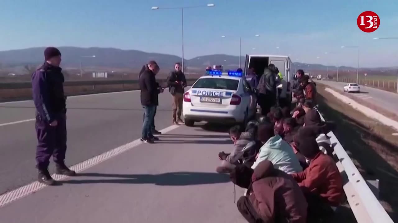 Bulgarian police stops van with 25 migrants