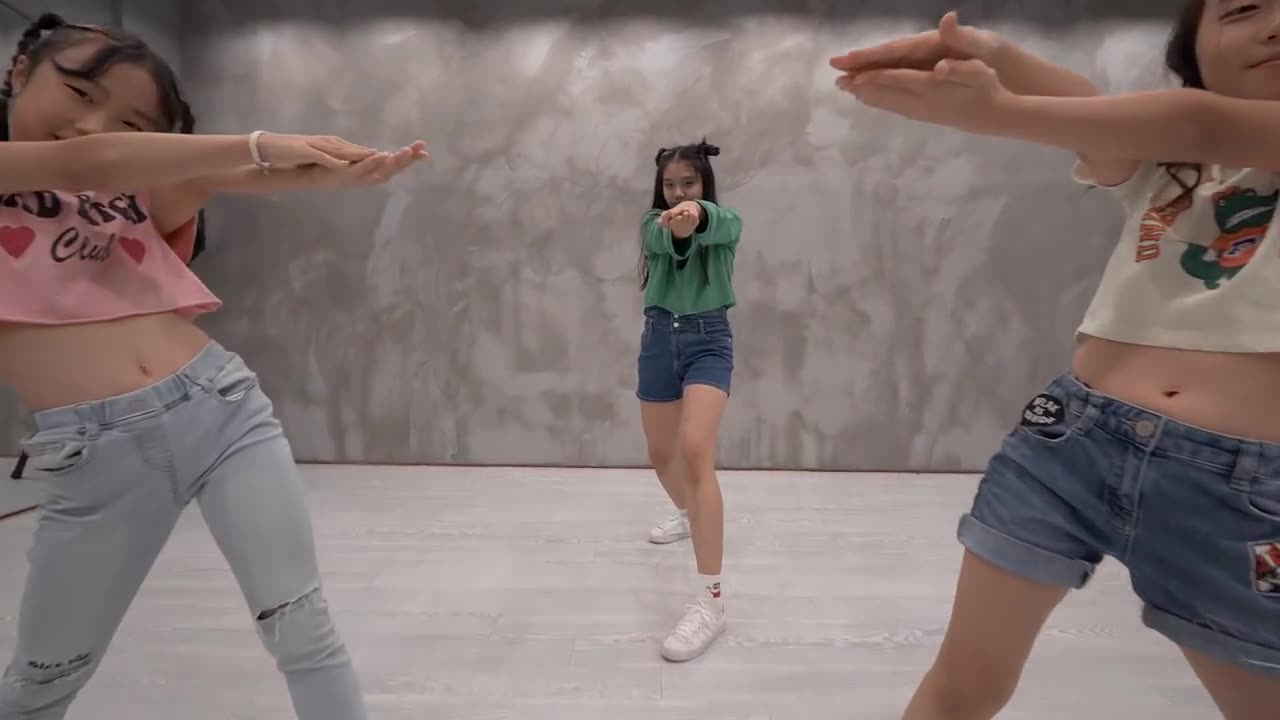 Baby Shark Remix dance