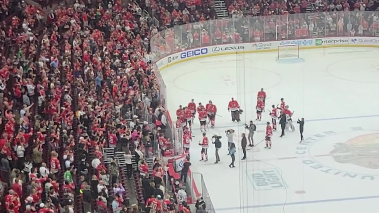 Blackhawks tribute to Jonathan Toews