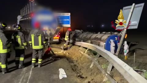 Autocisterna carica di glicerina ribaltata sulla A1: Nucleo NBCR al lavoro