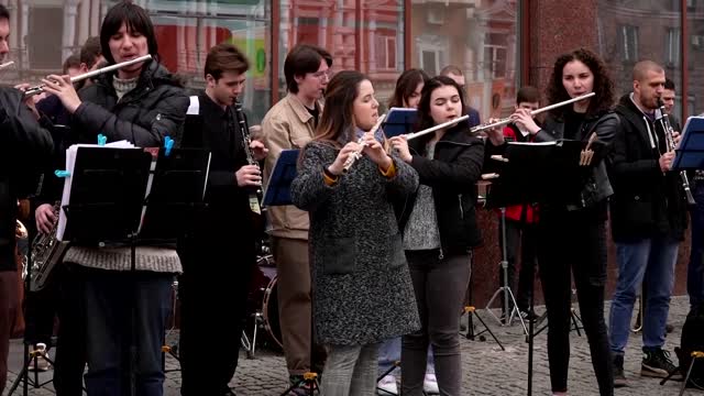 Street orchestra boosts morale in Dnipro