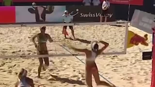 Juggling the ball in style 🤹♀️ #volleyballworld #beachvolleyball #match #volleyball