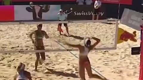 Juggling the ball in style 🤹♀️ #volleyballworld #beachvolleyball #match #volleyball