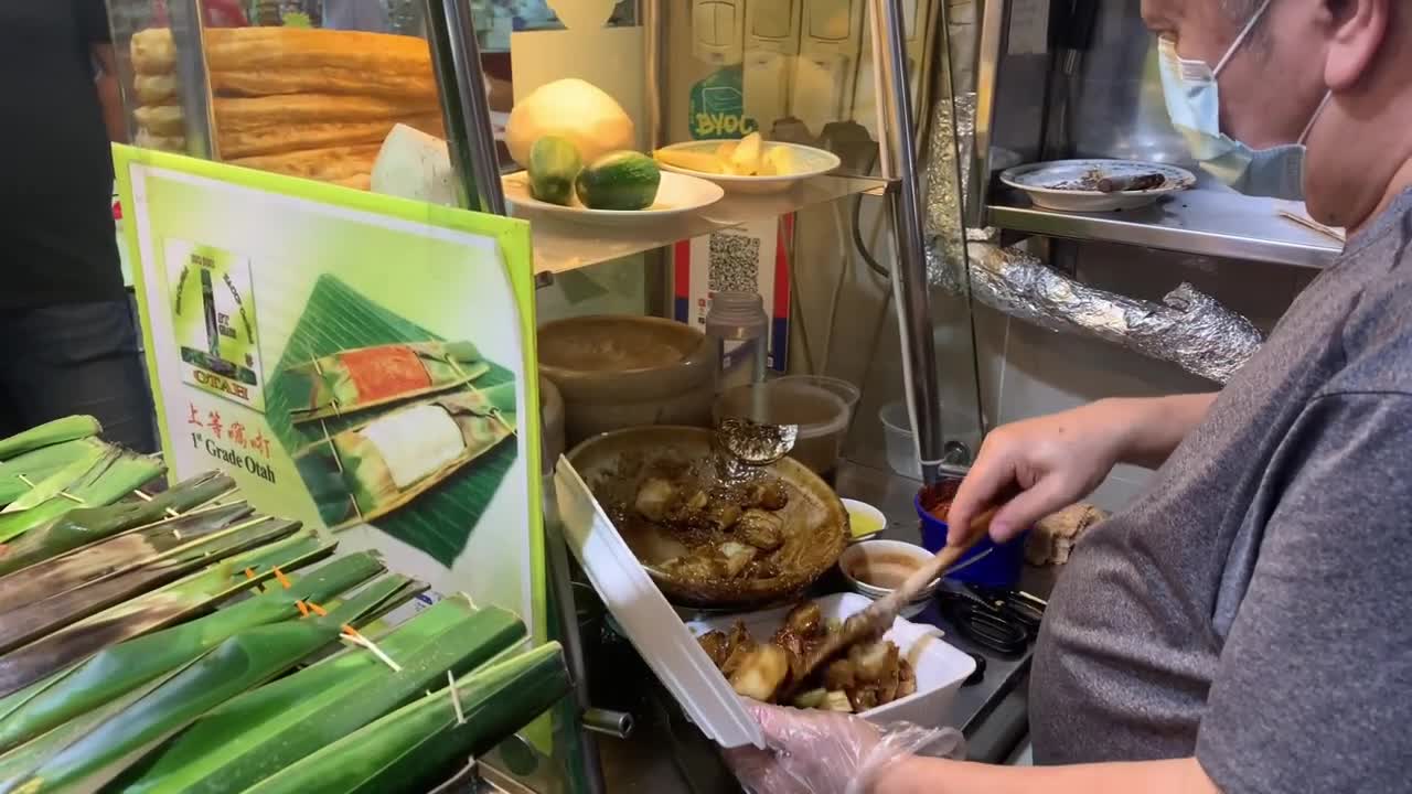 The BEST ROJAK in Singapore! Delicious Singapore Hawker Food! (Singapore Street Food)