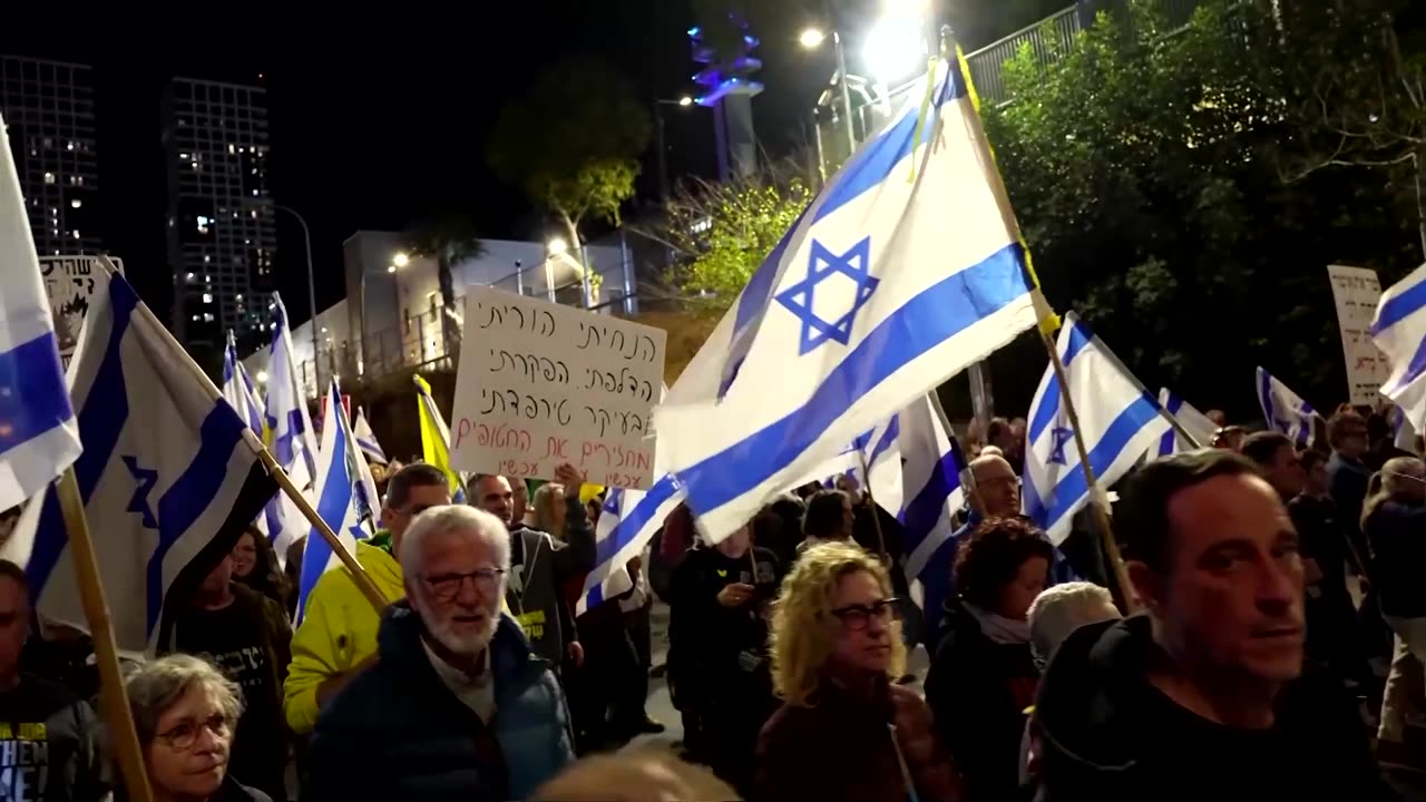 Hundreds in Tel Aviv rally for hostage deal, against Netanyahu