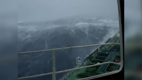 Ships in Storms | 10+ TERRIFYING MONSTER WAVES, Hurricanes & Thunderstorms at Sea