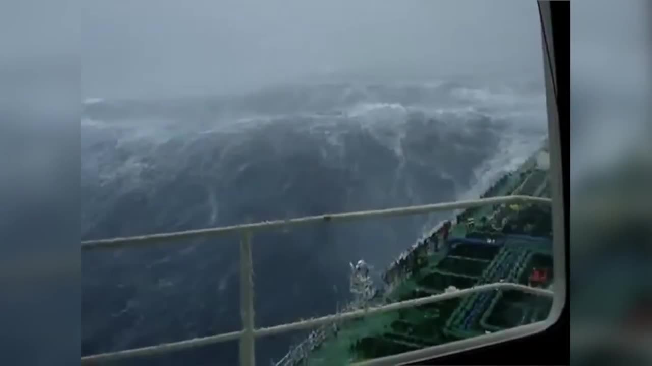 Ships in Storms | 10+ TERRIFYING MONSTER WAVES, Hurricanes & Thunderstorms at Sea