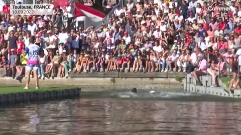 In Toulouse, a rugby tournament... on and in the water