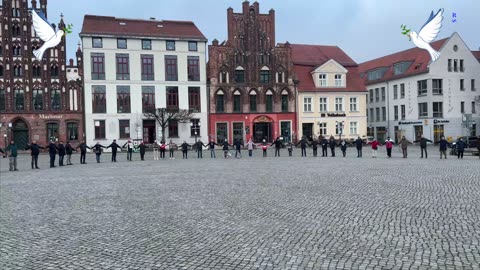 Greifswald - Uwe mit Abschließenden Worten und die Friedenskette um den Markt 17-04-2023