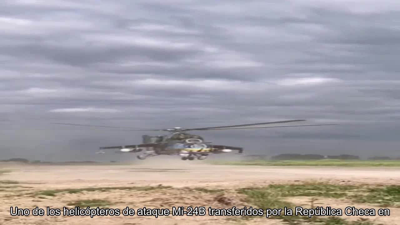 Uno de los helicópteros de ataque Mi-24B trasladados por la República Checa en la zona de hostilida