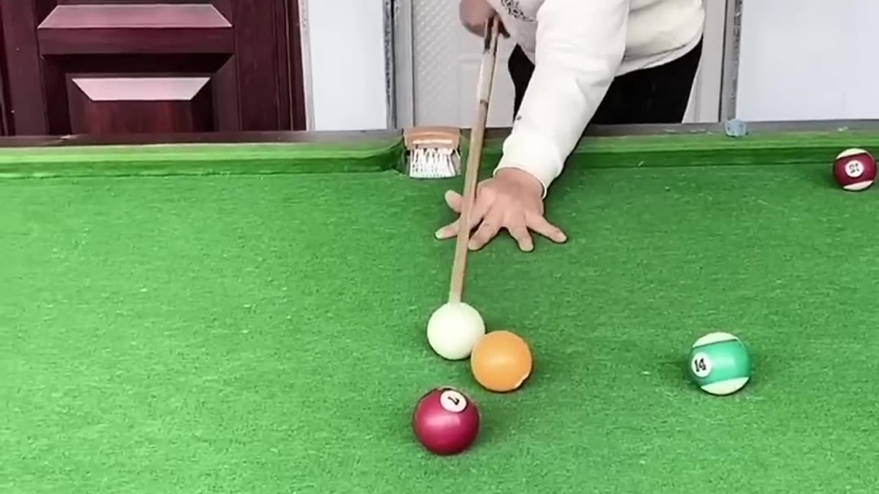 Funny billiard video (CHEATER TECHNIQUES)