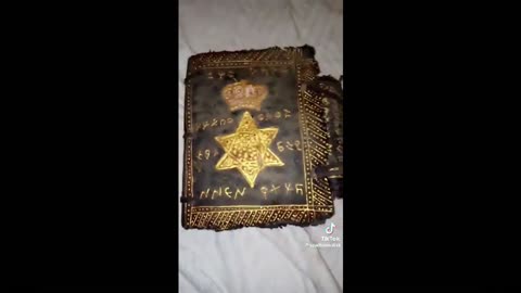 Стар свитък написан със златни букви на древен български език
