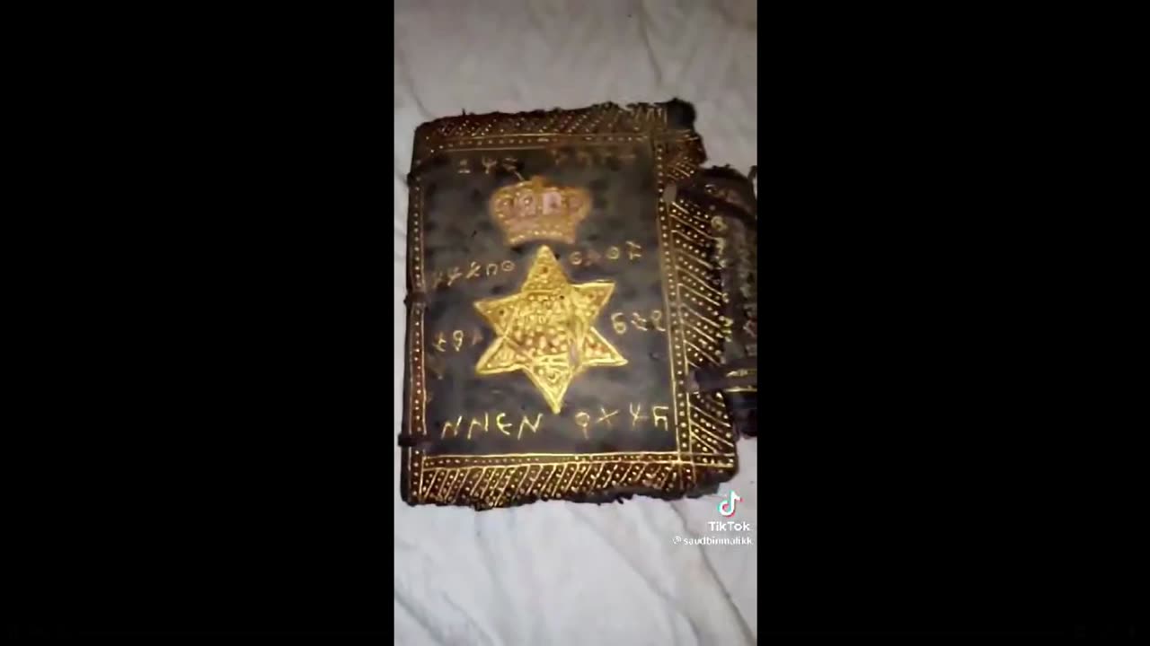 Стар свитък написан със златни букви на древен български език