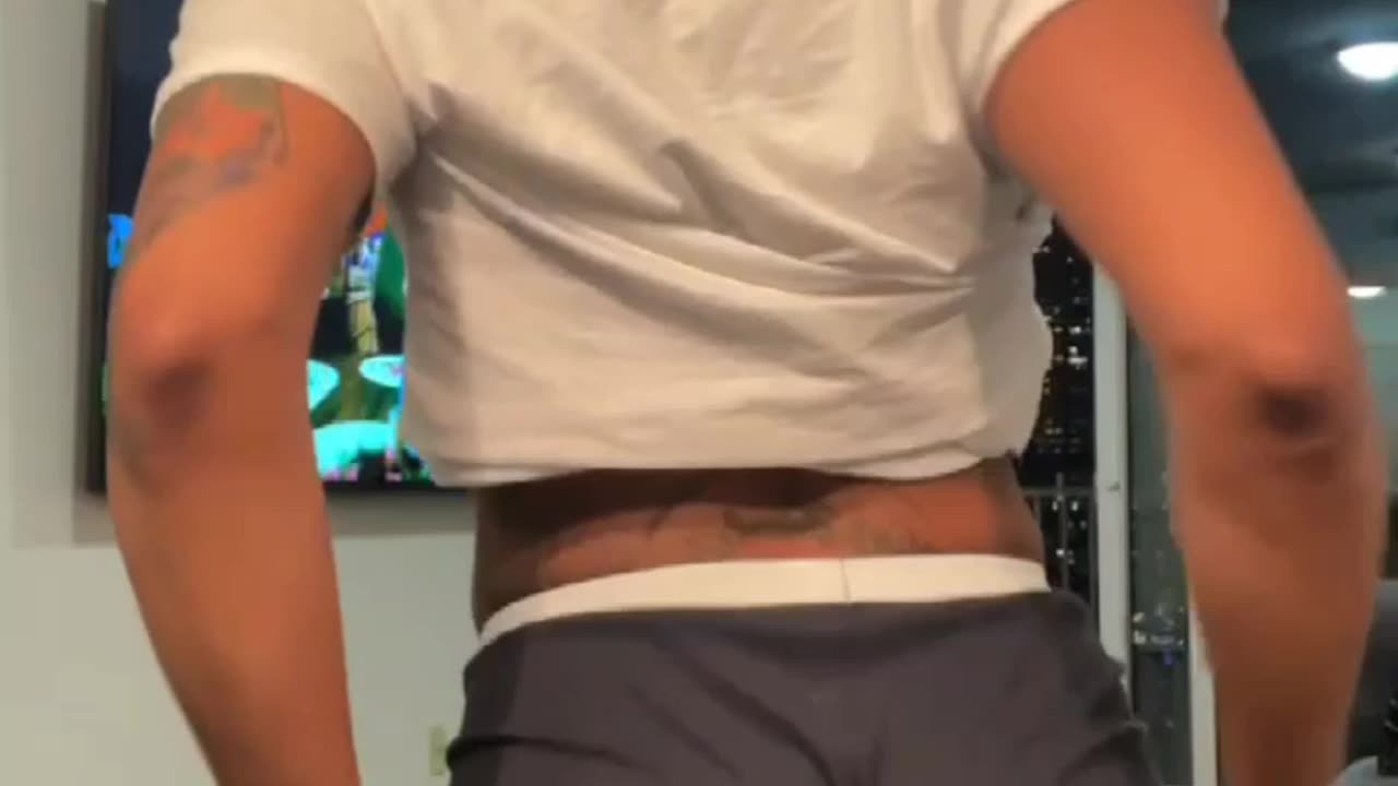 Mizz Twerksum Twerking in booty shorts [Short]