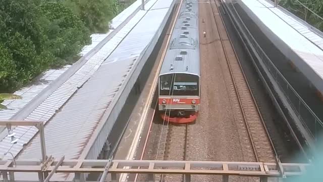 Keret menikung indah saat masuk stasiun