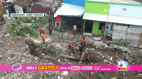 Talud Setinggi 8 Meter Longsor Usai Diguyur Hujan Deras, Timpa Mobil dan 3 Rumah Warga