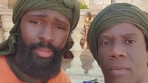 Atores de direita se irritam com seguidor inconveniente