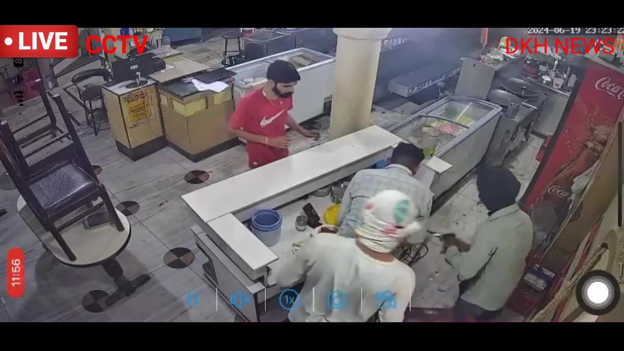 Top News👉 Robbery took place in broad daylight in a crowded market in India. CCTV came in front.