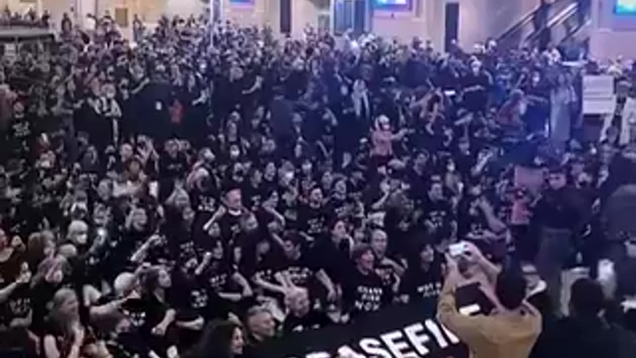 Jews demand end to Gaza genocide at Grand Central Station in NYC