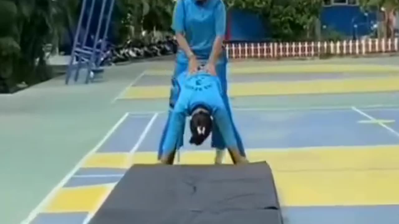 ketika roll depan di praktekkan oleh siswa siswiðŸ˜ðŸ˜‚