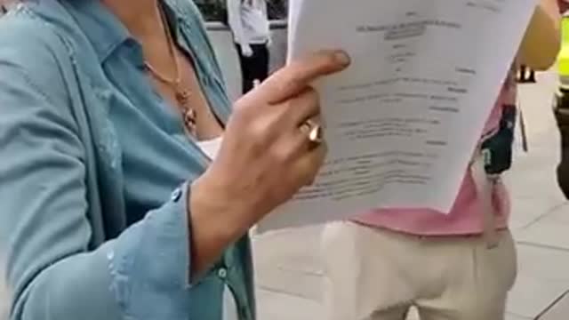 Lawyer/Army officer outside vaxx centre in UK voicing her concerns