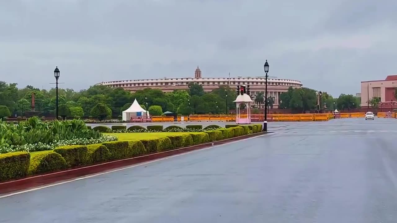 Dilli Darshan on a Rainy Day ☔️🫶🏻😍 Subscribe @vivek.2822 #delhi #shorts #viral #youtube