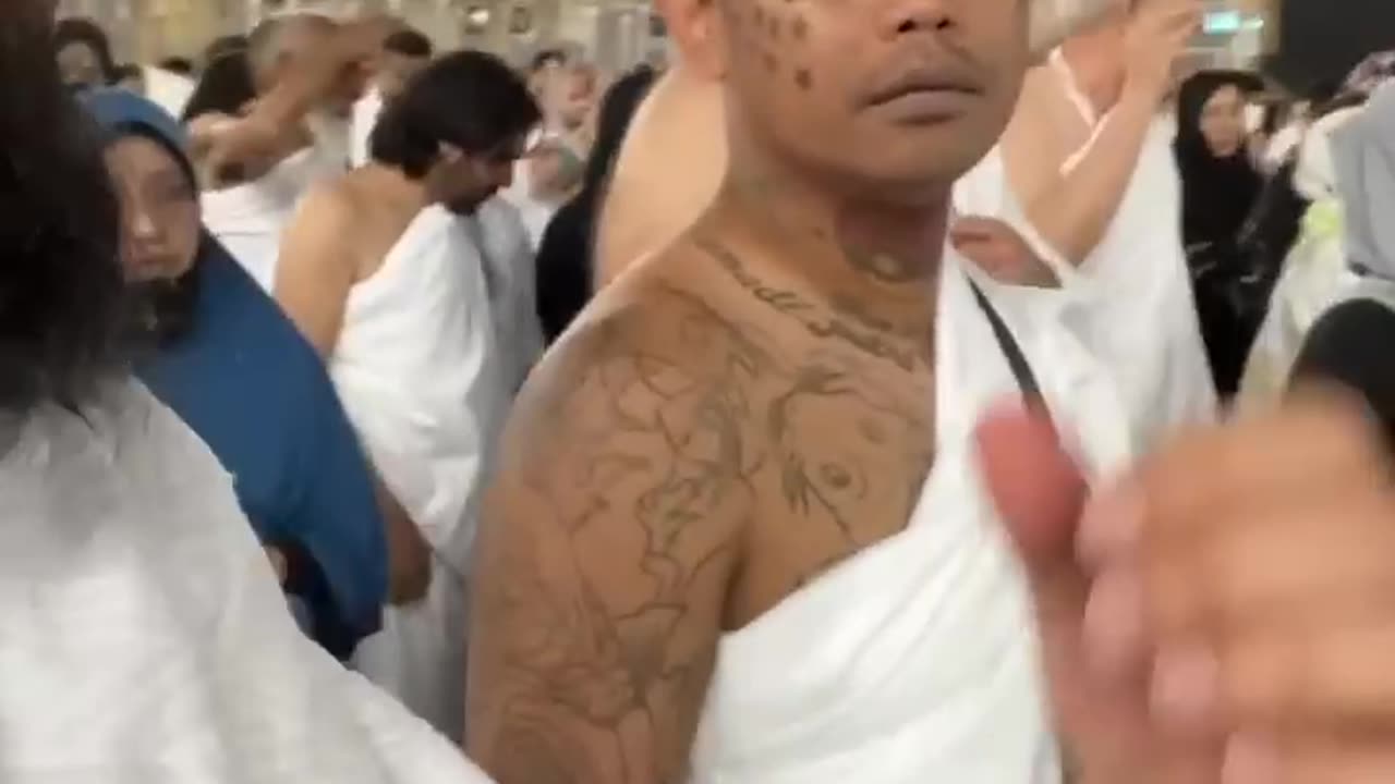 Muslim with a tattoo on his hand in Mecca