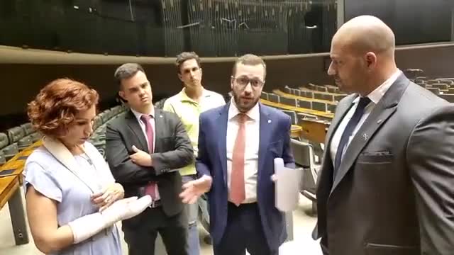 Direto da Câmara: Daniel Silveira fala com a imprensa e Permanece na Câmera | Tribuna do Brasil