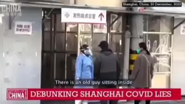 🇨🇳 Questo ragazzo è a Shanghai e mostra il giornale