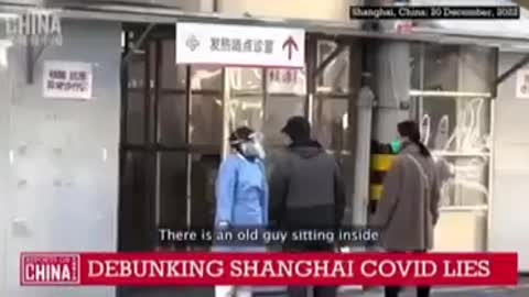 🇨🇳 Questo ragazzo è a Shanghai e mostra il giornale