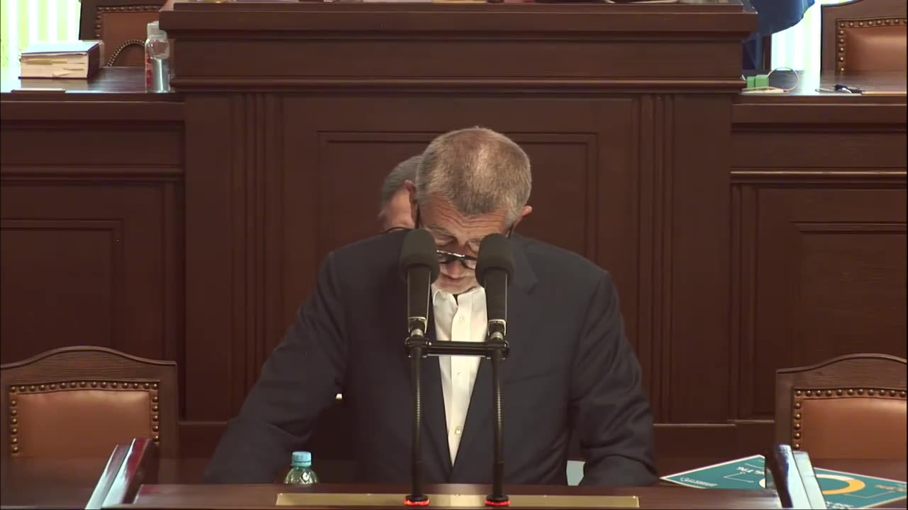 Fialova vláda se snaží lidi udřít.