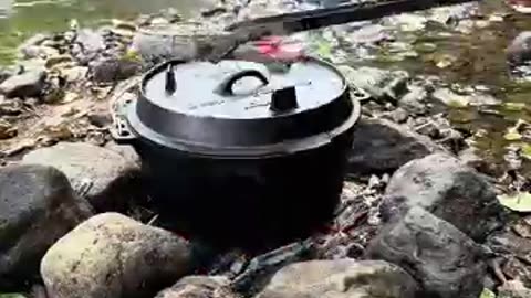 Camping_Dutch_Oven_chicken_cooking