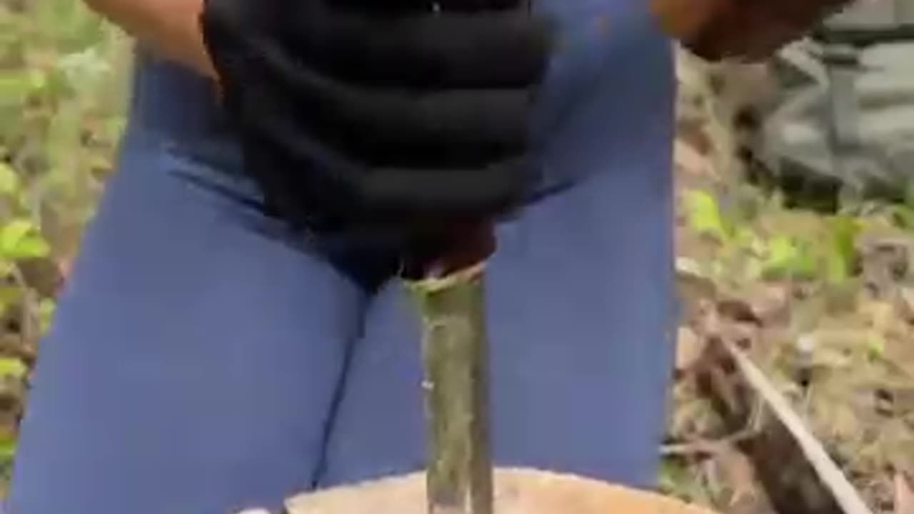 Pretty girl know how to handle knife in jungle