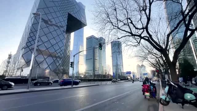 China's biggest cities edge toward living with COVID