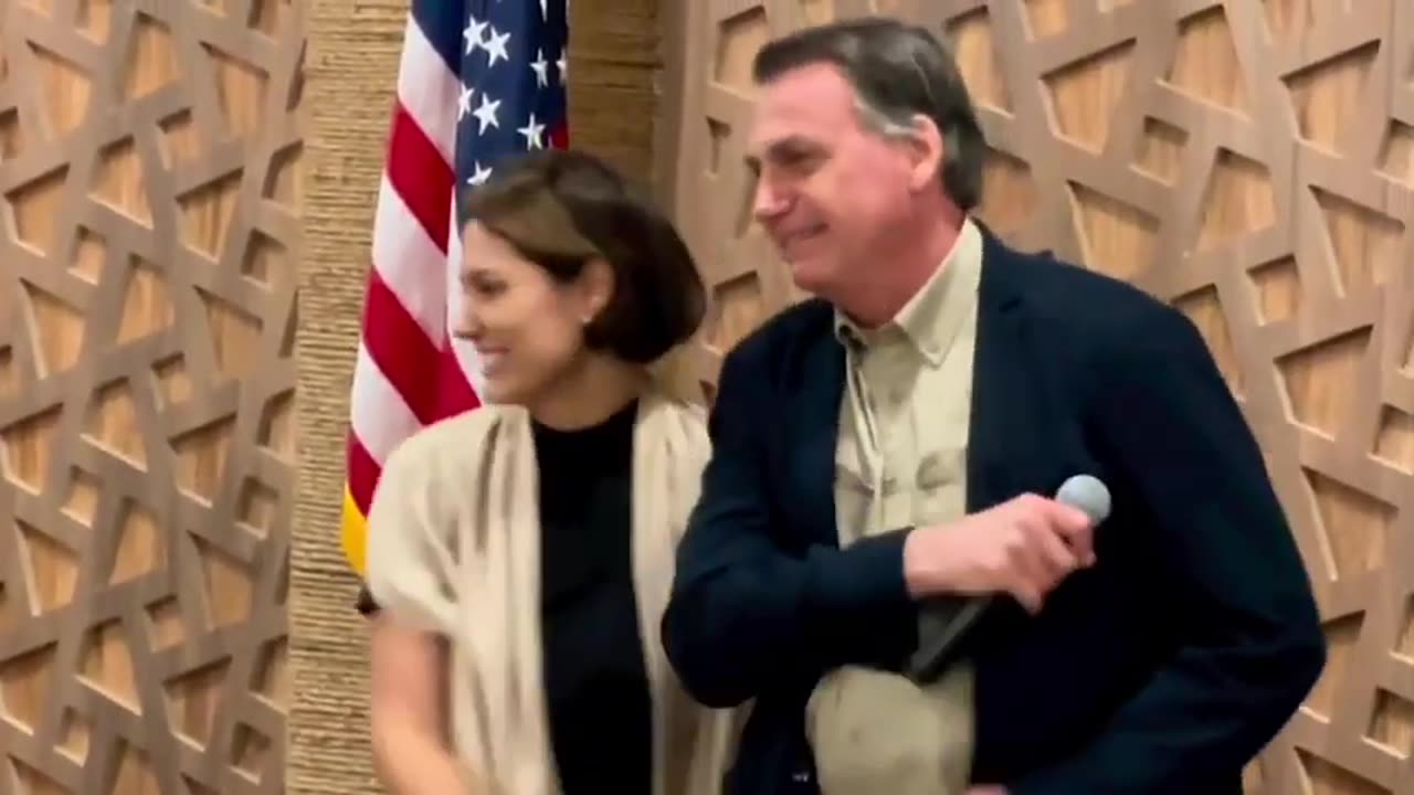 Bolsonaro chora ao reencontrar Michelle nos EUA e faz revelações durante discurso